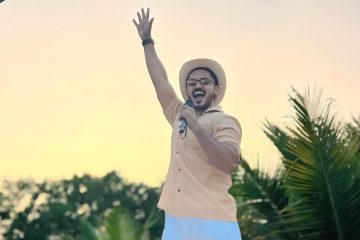 Best Anchor In Mumbai: Elevate Your Event With The Right Hostess And Emcee_Floodlightz_Events