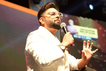 Looking For A Best Anchor In Delhi? Meet Your Perfect Corporate Emcee | Floodlightz Events