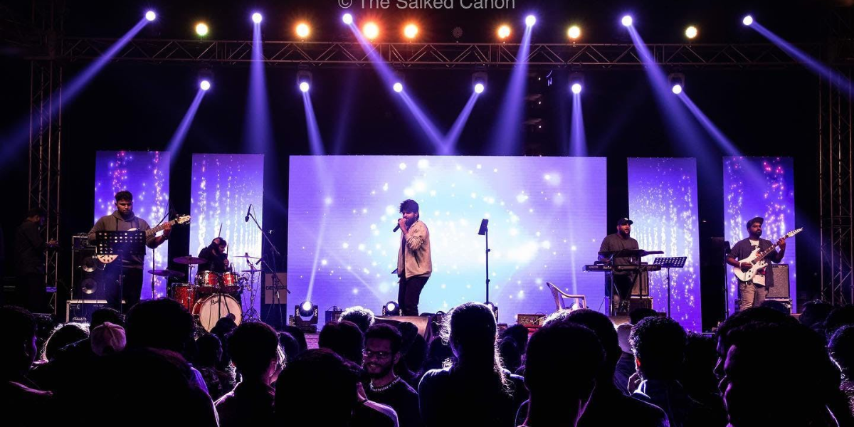 How To Choose The Best Live Bands For Events_Floodlightz_Events