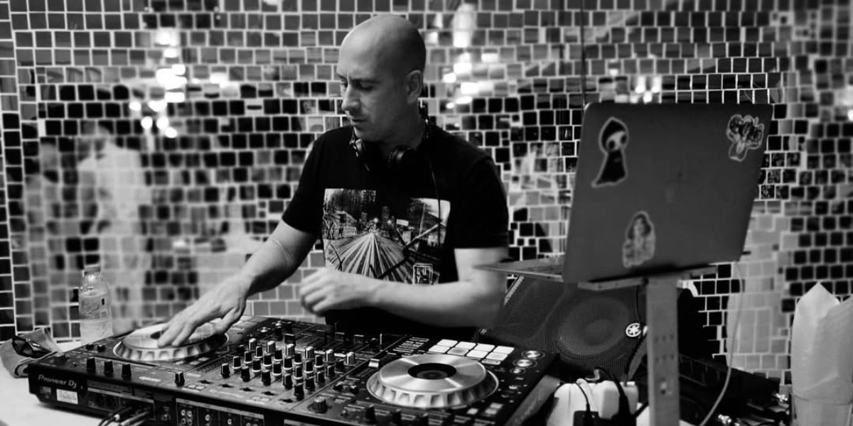 DJ For Events With Professional Expertise_Floodlightz Events_