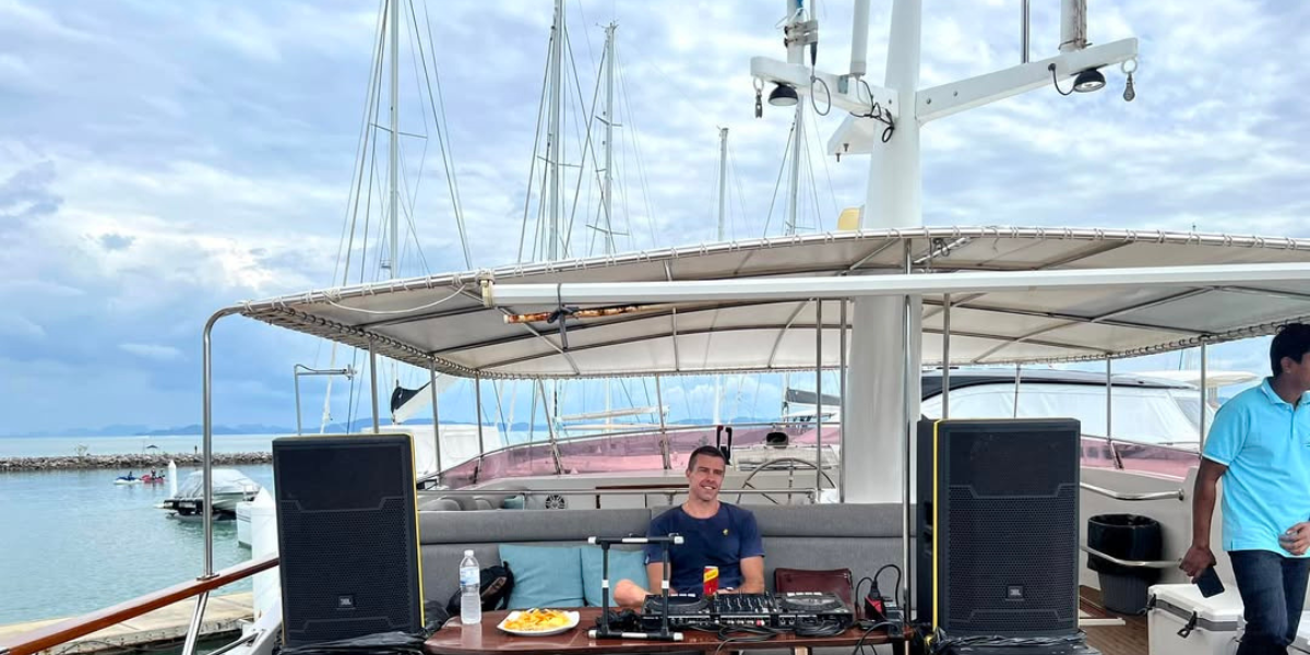 DJ For Corporate Events & Professional Productions_Floodlightz Events_