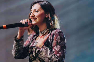 Top Emcee In Mumbai For Events: Female Anchor For Weddings & Corporate Shows_Floodlightz_