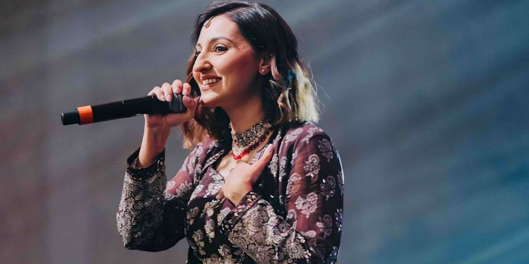 Top Emcee In Mumbai For Events: Female Anchor For Weddings & Corporate Shows_Floodlightz_