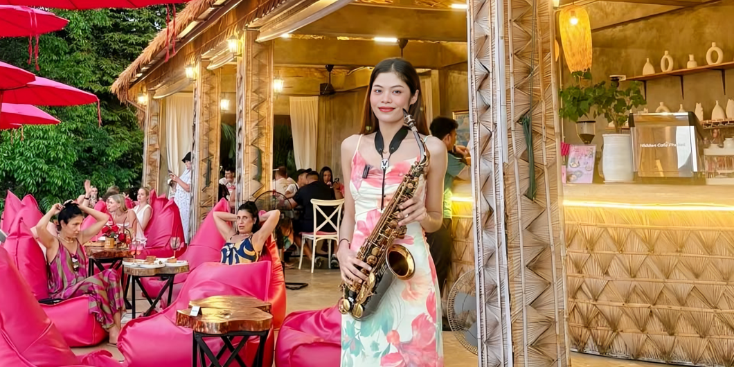 Female Saxophonist For Events – Stylish & Versatile_Floodlightz Events_